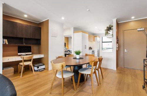 Christchurch City Centre Apartment | Ultimate Convenience 2BR Close to Shopping Center