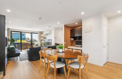 Christchurch City Centre Apartment | Ultimate Convenience 2BR Close to Shopping Center