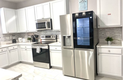 Sunrise Lakes House | Ultimate Disney Getaway 5 bedroom, Poolside Relaxation & Fun Game Room!