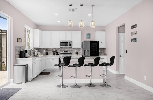 Sunrise Lakes House | Ultimate Disney Getaway 5 bedroom, Poolside Relaxation & Fun Game Room!