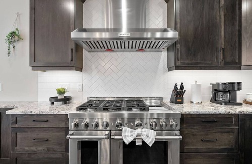 Southeast Calgary House | Ultimate Estate » Central AC » Karaoke » Billiards