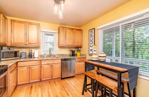 Fairfax House | ✨ Ultimate Fairfax Stay | Work & Explore | Near DC, Metro, Dining! ✨