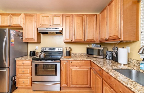 Fairfax House | ✨ Ultimate Fairfax Stay | Work & Explore | Near DC, Metro, Dining! ✨