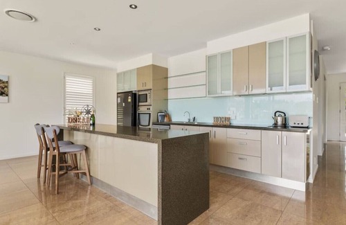 Surfers Paradise House | Ultimate Family Vacation Haven in GC w/Pool
