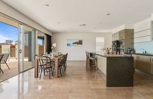 Surfers Paradise House | Ultimate Family Vacation Haven in GC w/Pool