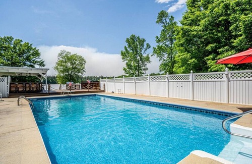 Hardwick House | Ultimate Family Fun Lakehouse w/pool and dock