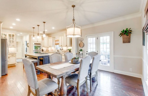 Franklin Apartment | Ultimate family home, basketball game & backyard
