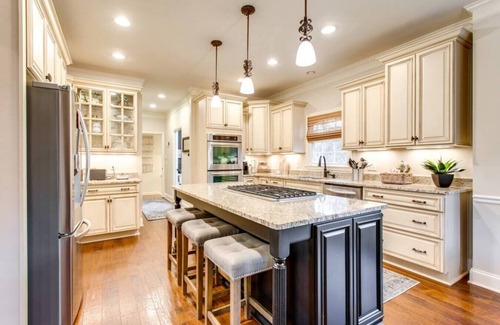 Franklin Apartment | Ultimate family home, basketball game & backyard