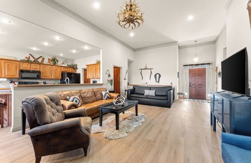 Branson West House | ULTIMATE Family Reunion! 5min to SDC ▪ Game Room ▪ Golf ▪ 3 Pools ▪ Pool Table