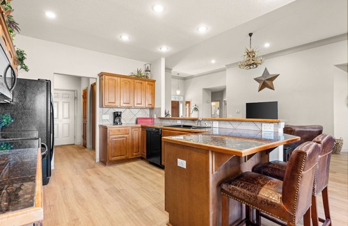 Branson West House | ULTIMATE Family Reunion! 5min to SDC ▪ Game Room ▪ Golf ▪ 3 Pools ▪ Pool Table