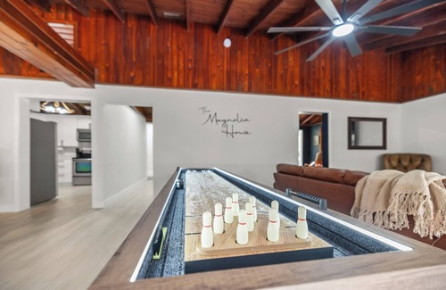 Alva House | Ultimate Farmhouse Getaway: Shuffleboard, Lounge, Fire-pit & More!n