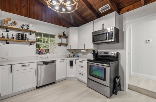 Alva House | Ultimate Farmhouse Getaway: Shuffleboard, Lounge, Fire-pit & More!n