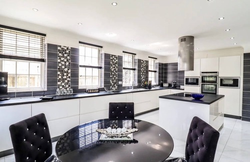 Canvey Island House | Ultimate Getaway: 6BR Oasis - Pool, Garden, & More