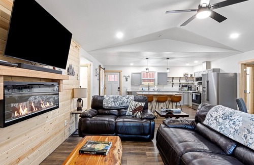 Ashford Cabin | Ultimate Getaway: Movie Theater, Sauna, Hot Tub,WiFi, EV Charging,Pet-Friendly!"