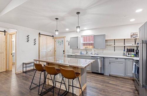 Ashford Cabin | Ultimate Getaway: Movie Theater, Sauna, Hot Tub,WiFi, EV Charging,Pet-Friendly!"