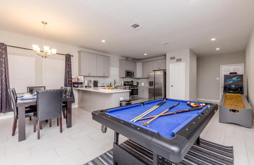 Southeast Houston Villa | Ultimate Getaway-Pool-Games-Hookah-Downtown Htx
