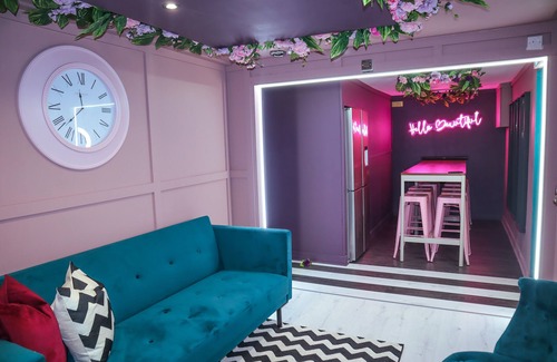 Northern Quarter Apartment | Ultimate Hen Suite for 12 with make up room