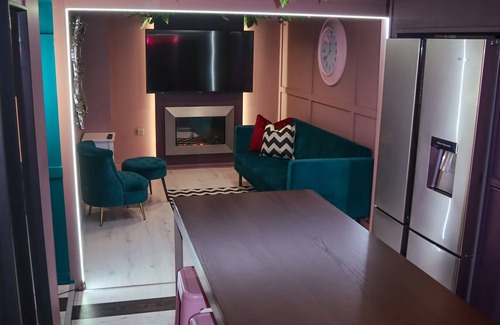 Northern Quarter Apartment | Ultimate Hen Suite for 12 with make up room