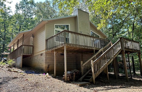 Quitman Cottage | Ultimate lakeside retreat at the charming Kings Place Cottage!