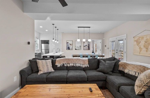 Lindseyville House | Ultimate Lakeview Stay | Best for Family Getaways!