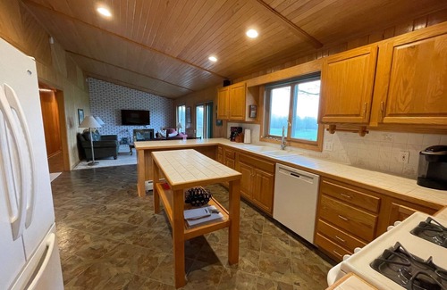 Honor House | Ultimate privacy beside Sleeping Bear Dunes National Park, 3 miles to Empire