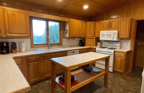 Honor House | Ultimate privacy beside Sleeping Bear Dunes National Park, 3 miles to Empire