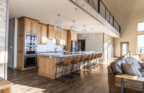 Ashton Cabin | Ultimate Retreat- 1 hr to Yellowstone- Hot tub+Theater+Pool Table+Air Hockey+Shu