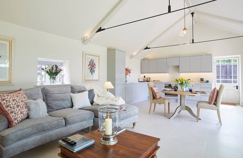 Banningham Apartment | Ultimate romantic retreat, close to beach & walkable pub