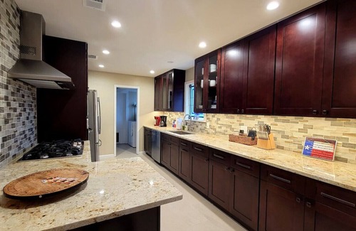 White Rock Hills House | Ultimate Texas Experience With Heated Pool & Spa