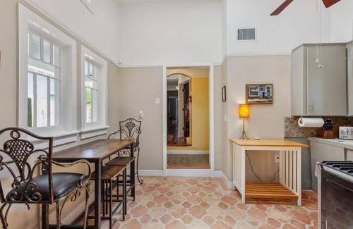 East Carrollton House | Ultimate Uptown Cottage