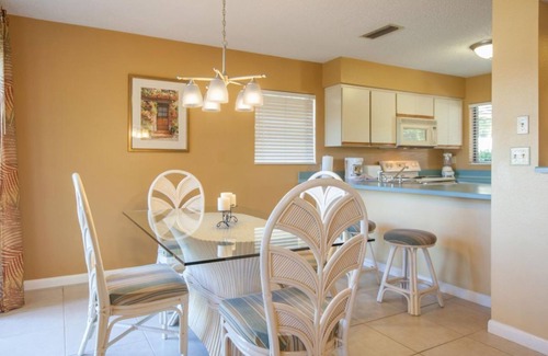 Palm Coast Hotel | Ultimate Vacation! Great Accommodation with Kitchen, Pool, Parking!