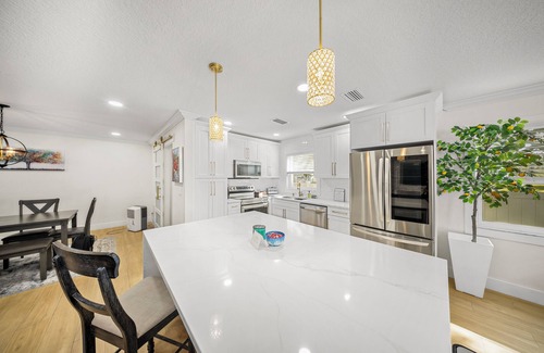 Carrollwood House | Ultimate Vacation Spot: Pool, Mini Golf & Hammock!