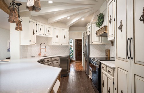 Leon Valley House | Ultimate Vacay! Luxury Pool, Pickleball, Basketball & More!