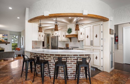 Leon Valley House | Ultimate Vacay! Luxury Pool, Pickleball, Basketball & More!