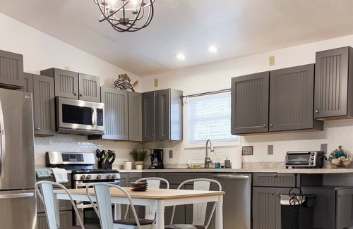 Geneva House | Ultimate Wine Country Retreat | Hot Tub, Arcade, and Mins to Spire and Winery!