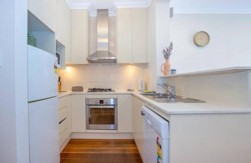 Ultimo Apartment | Ultimo Escape - Walk to City - Unique 2 Bedroom Apt - Sleeps 8