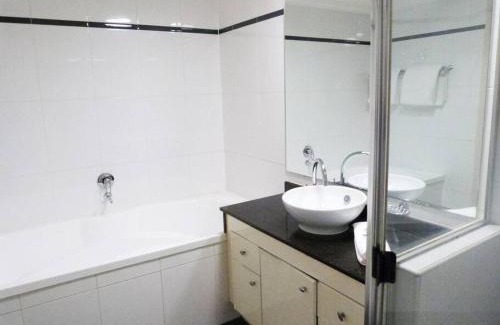 St. Leonards Apartment | Ultra Convenient Apartment HER09029