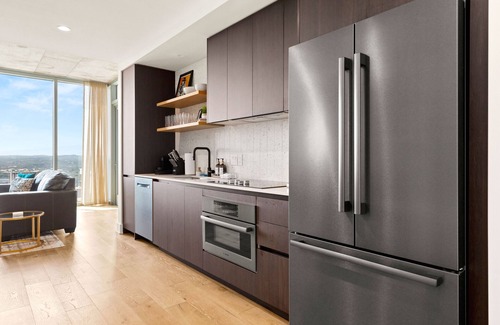 East Cesar Chavez Condo | Ultra Lux Rainey St. Condo - Lake & Skyline View - Rooftop Pool - Gym