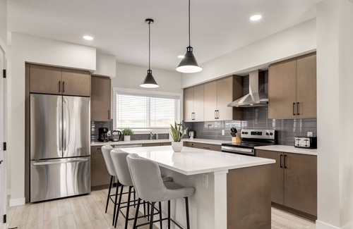 Southeast Calgary House | Ultra-Luxe 9-Bed Escape | 2 Kitchens |AC |BBQ