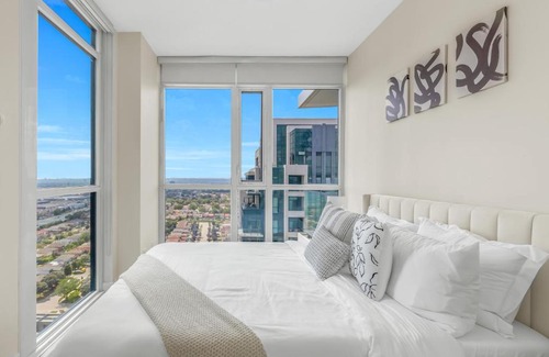 Downtown Mississauga Apartment | Ultra Luxurious 2.5 Bedroom 2 Full Bathroom 1 Parking Condo Near SQ1 Striking Views