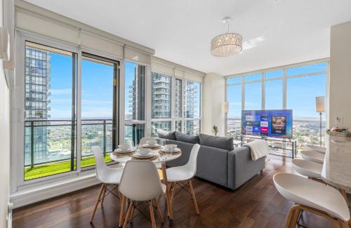 Downtown Mississauga Apartment | Ultra Luxurious 2.5 Bedroom 2 Full Bathroom 1 Parking Condo Near SQ1 Striking Views
