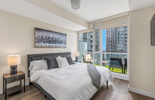 Downtown Mississauga Apartment | Ultra Luxurious 2.5 Bedroom 2 Full Bathroom 1 Parking Condo Near SQ1 Striking Views