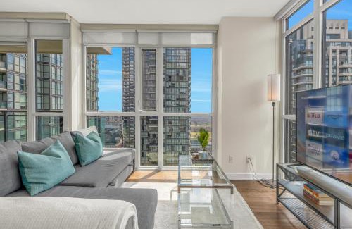 Downtown Mississauga Apartment | Ultra Luxurious 2.5 Bedroom 2 Full Bathroom 1 Parking Condo Near SQ1 Striking Views