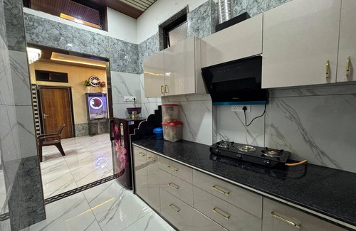 Amer Fort Road Apartment | Ultra-Luxury 3BHK Stay Near Jaipur’s Iconic Forts & Monuments