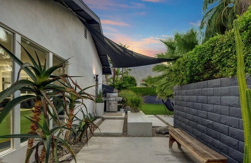 Deep Well Ranch House | Ultra-Luxury Mid-century Compound- Resort Style Pool, BBQ ,Mountain Views 4BD/2.5BATH