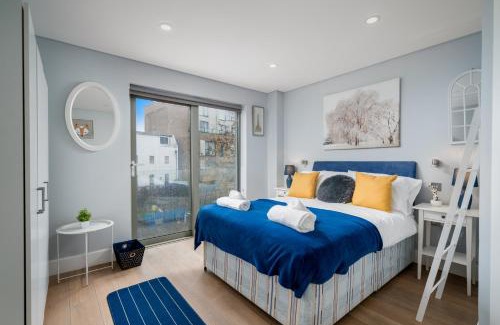 Golborne Apartment | Ultra Luxury Riverside Condo Central London Notting Hill with LIFT & Juliet balcony