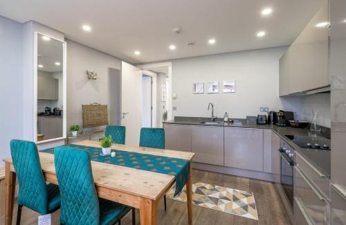 Golborne Apartment | Ultra Luxury Riverside Condo Central London Notting Hill with LIFT & Juliet balcony