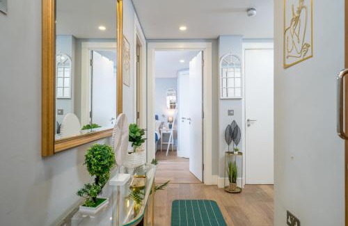 Golborne Apartment | Ultra Luxury Riverside Condo Central London Notting Hill with LIFT & Juliet balcony