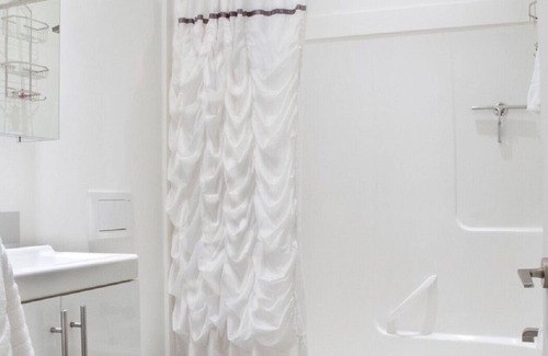 Cowichan Bay Apartment | Ultra Modern Architectural Beauty ..... Great Value