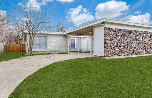 Fort Worth House | Ultra-Modern Duplex, Mins from Downtown, Pets OK
